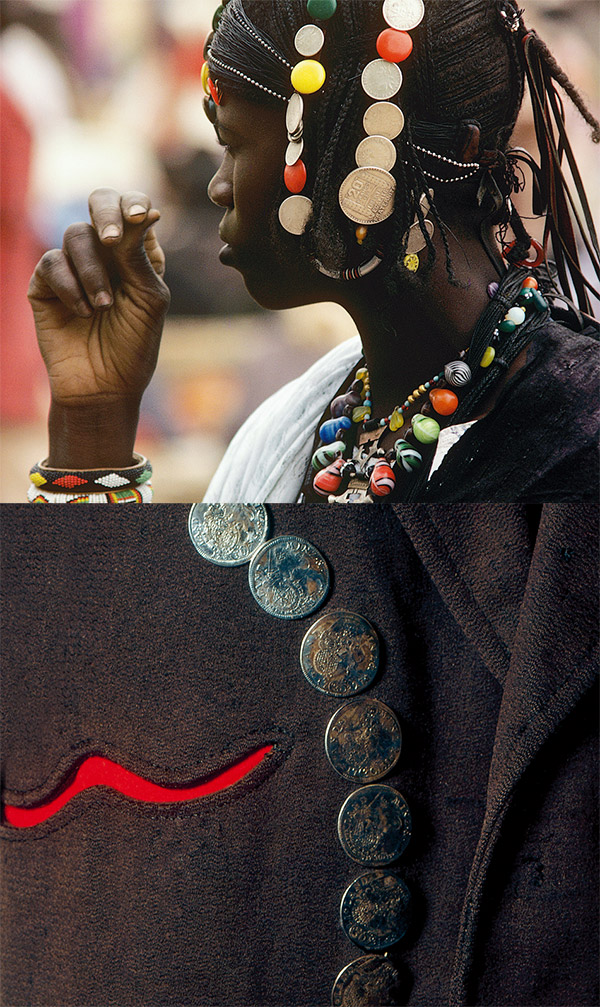 Links im Bild ist das Profil einer Afrikanerin mit Münzschmuck zu sehen, rechts daneben eine Detailansicht einer bayerischen Jacke aus dem 19. Jahrhundert, die Münzknöpfe ziert.
