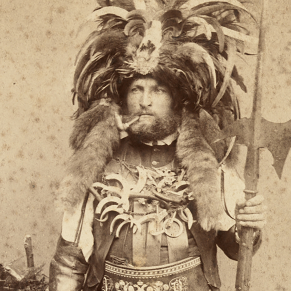 The portrait of a saltner from around 1900 shows a wine keeper in an imaginative costume. Apart from the fatsche, this included a halberd, a hat with feathers and animal tails, leather cuffs and necklaces with boar's teeth.

Photography by Fritz Largajolli, Merano, c. 1900
Collection District of Upper Bavaria, Trachten-Informationszentrum