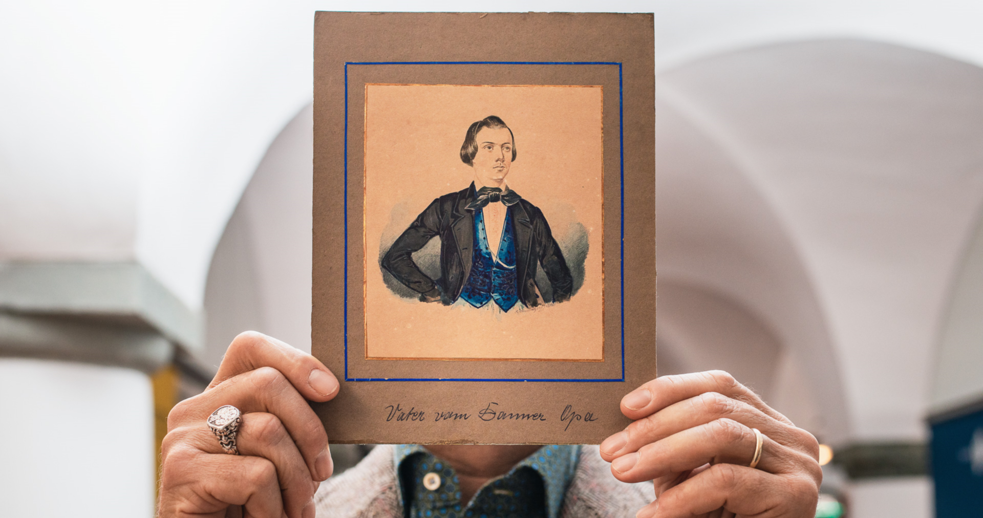 Die Gouache-Zeichnung aus dem Jahr 1840/45 zeigt den jungen Schneider Lukas Danner bekleidet mit einer schwarzen Jacke und blauen Weste.