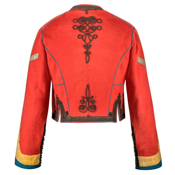 Rückenansicht einer roten Herrenjacke, verziert mit Posamenter. Sie stammt aus dem Osmanischen Reich der zweiten Hälfte des 19. Jahrhunderts.