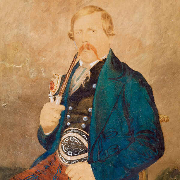 The gouache shows a seated Bavarian miller around 1840. The blond, pipe-smoking man with a reddish moustache wears a petrol-coloured jacket, underneath a black waistcoat with silver buttons, the checked trousers hold a wide leather belt with quill stitching.