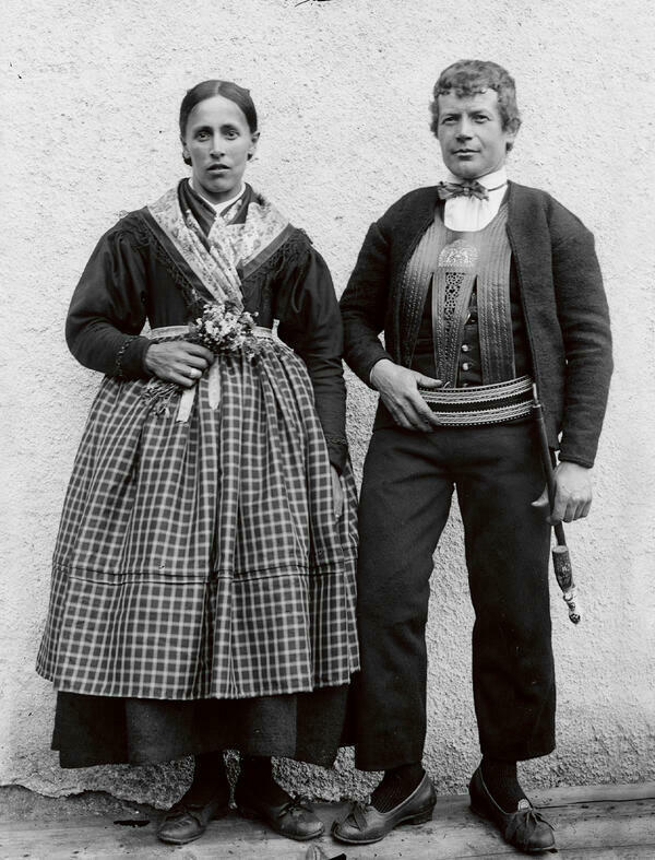 Black and white photograph of a couple in traditional costume from the Sarntal in South Tyrol, about 1910.
